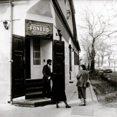 Spoljašnji izgleda Funera u vreme otvaranja, 1990. S leva na desno: Jožef Miškolci, Gabrijela Gombaš (leđima okrenuta) i Tereza Sabo Hanđa.