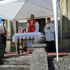 Proštenje u Subotičkom crkvenom groblju sv. Petar i Pavao 2015. godine. Misnik vlč. Laslo Tojzan, radnici Funera s leva na desno: Janoš Horvat Militiči, Zoltan Ikotić, Robert Kormos i Zoltan Čipe.