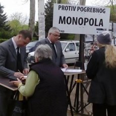 Prikupljanje protestnih potpisa protiv monopola u sahranjivanju u Subotici – sve do 15 100.